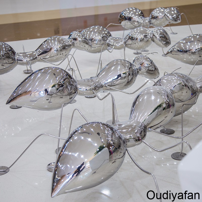 這樣漂亮的不銹鋼蘋果雕塑，竟然要被螞蟻吃掉了!