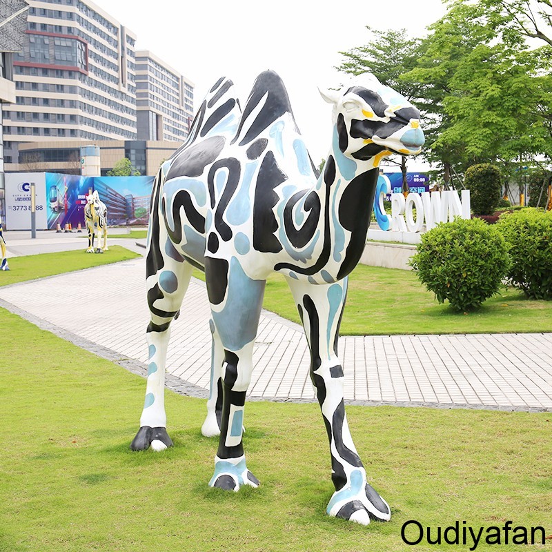 沙漠之舟玻璃鋼駱駝雕塑，雷霆與陽光結(jié)合!