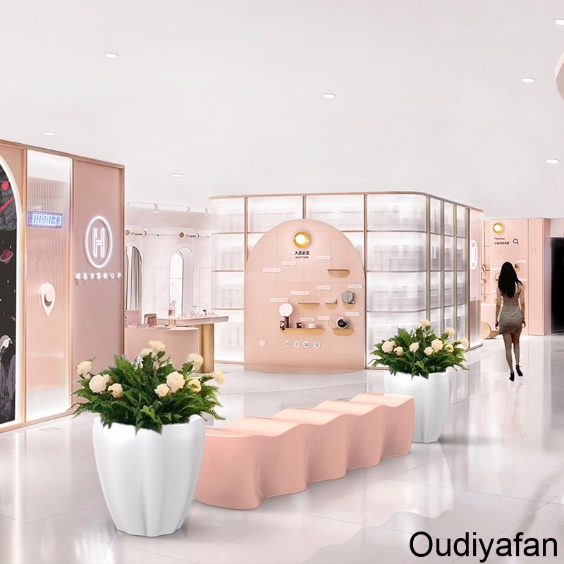 商場擺上玻璃鋼休閑椅有什么好處?