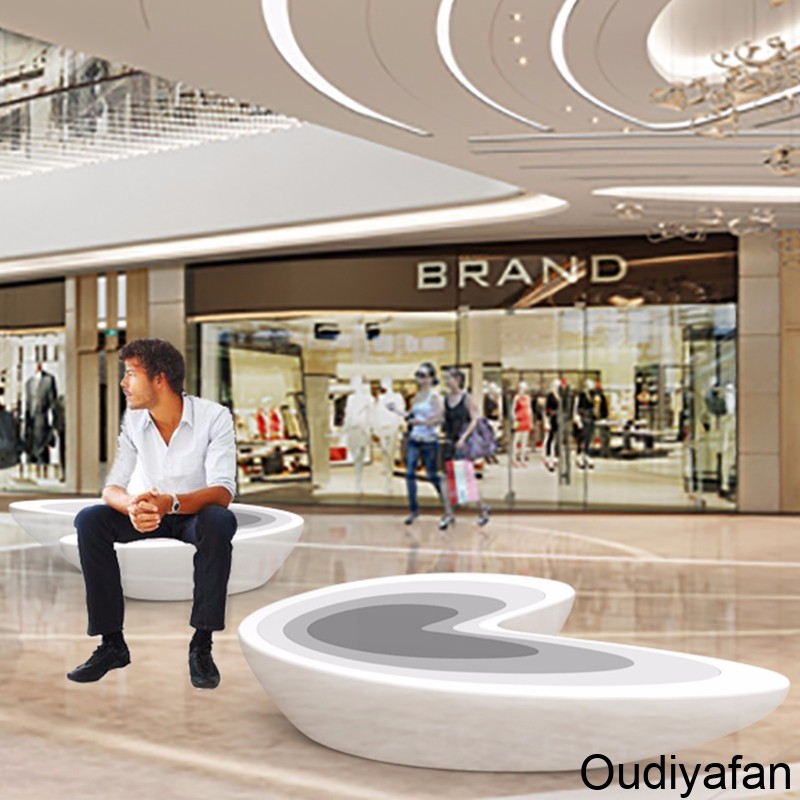 商場擺上玻璃鋼休閑椅有什么好處?