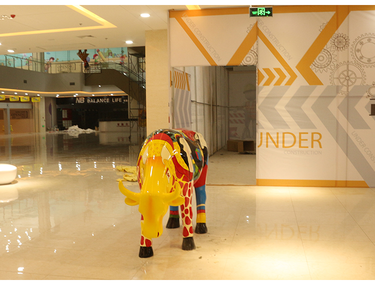 彩繪牛玻璃鋼雕塑商場寫字樓美陳雕塑