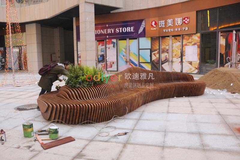 景觀坐凳，戶外木質(zhì)切片坐凳現(xiàn)場(chǎng)施工完成!