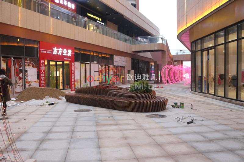 景觀坐凳，戶外木質(zhì)切片坐凳現(xiàn)場(chǎng)施工完成!