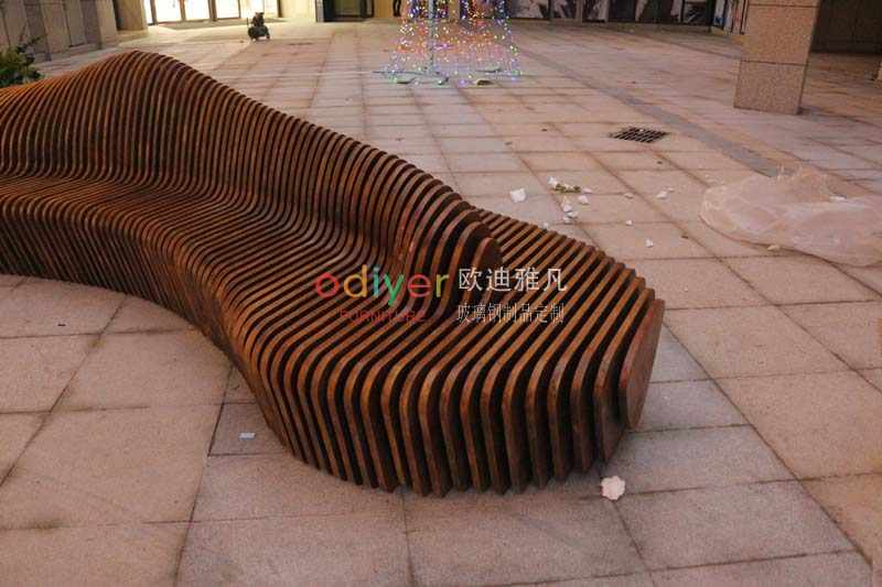 景觀坐凳，戶外木質(zhì)切片坐凳現(xiàn)場(chǎng)施工完成!