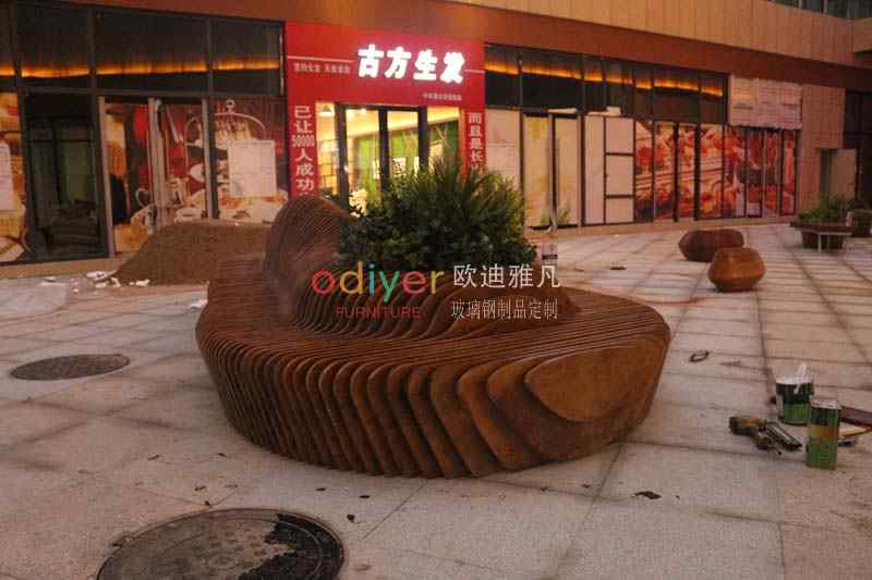 景觀坐凳，戶外木質(zhì)切片坐凳現(xiàn)場(chǎng)施工完成!