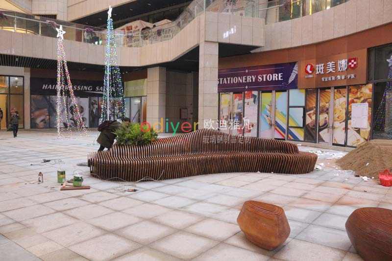 景觀坐凳，戶外木質(zhì)切片坐凳現(xiàn)場(chǎng)施工完成!