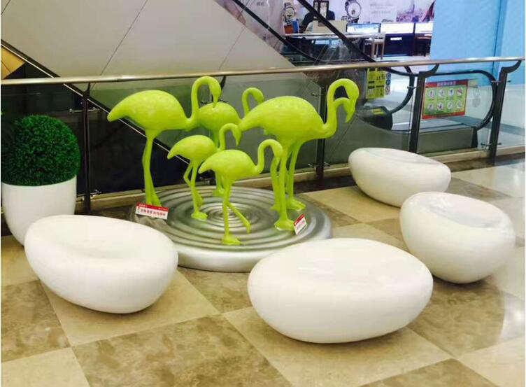 玻璃鋼凹面鵝卵石坐凳美陳鶴雕塑組合