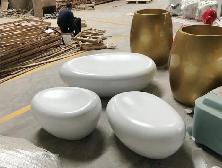 玻璃鋼凹面鵝卵石坐凳美陳鶴雕塑組合