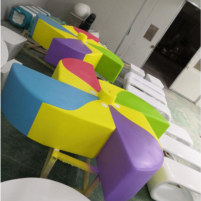 設計專利款異形風車玻璃鋼坐凳制作完成了