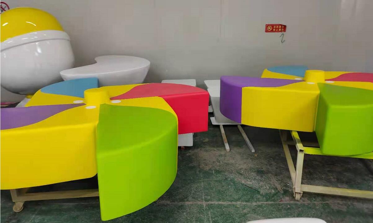 設計專利款異形風車玻璃鋼坐凳制作完成了