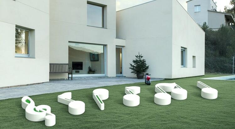 學(xué)校、幼兒園都喜歡擺放的玻璃鋼坐凳!