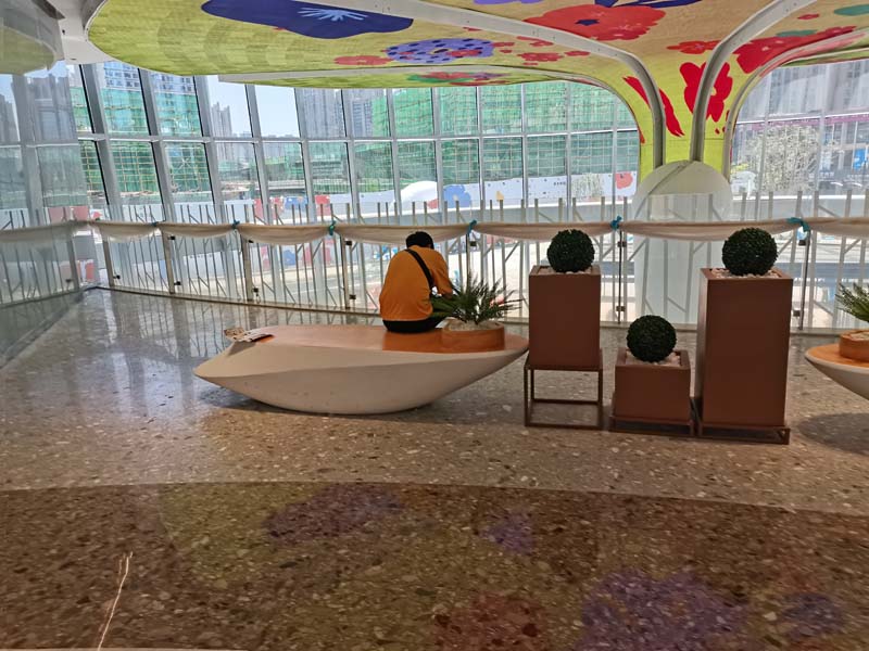 成都商場開業(yè)，擺放的那些玻璃鋼花盆和座椅!