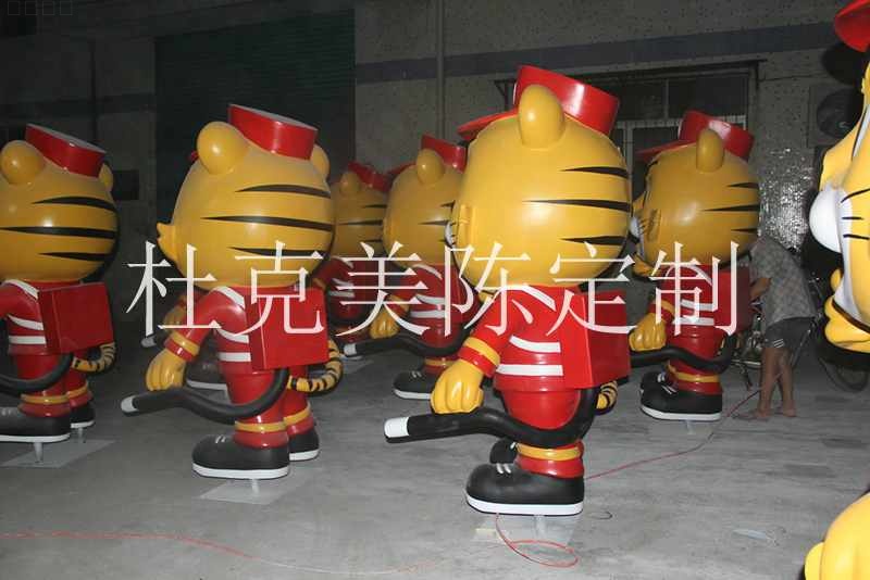 玻璃鋼老虎雕塑卡通公仔消防員雕塑擺件