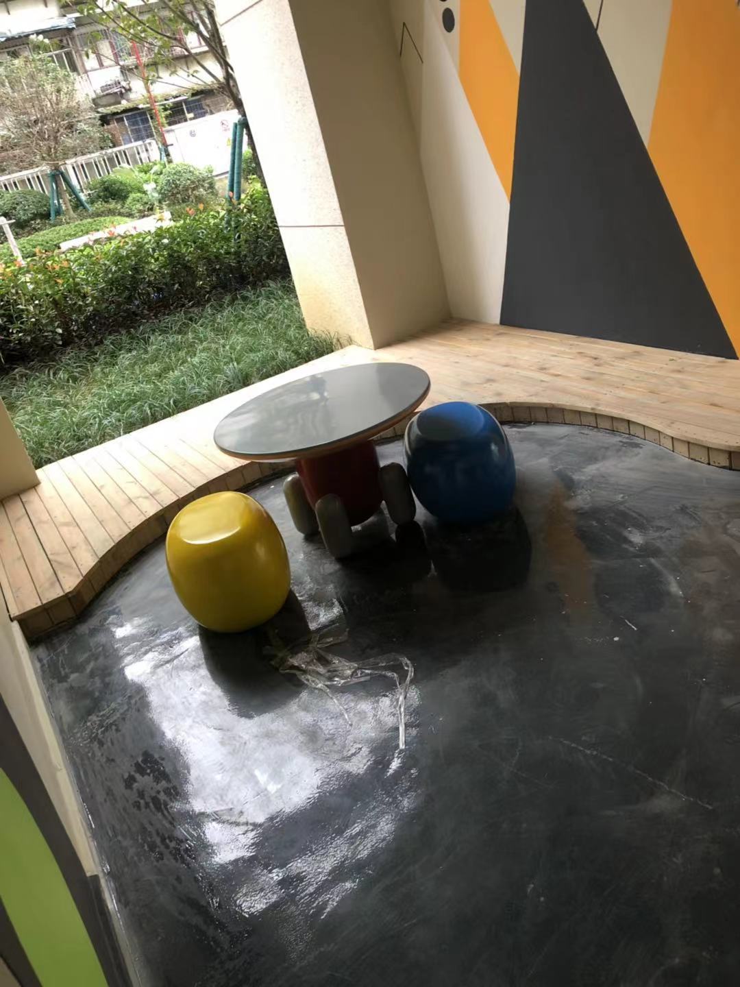 廣西幼兒園訂購一批玻璃鋼藝術(shù)座椅