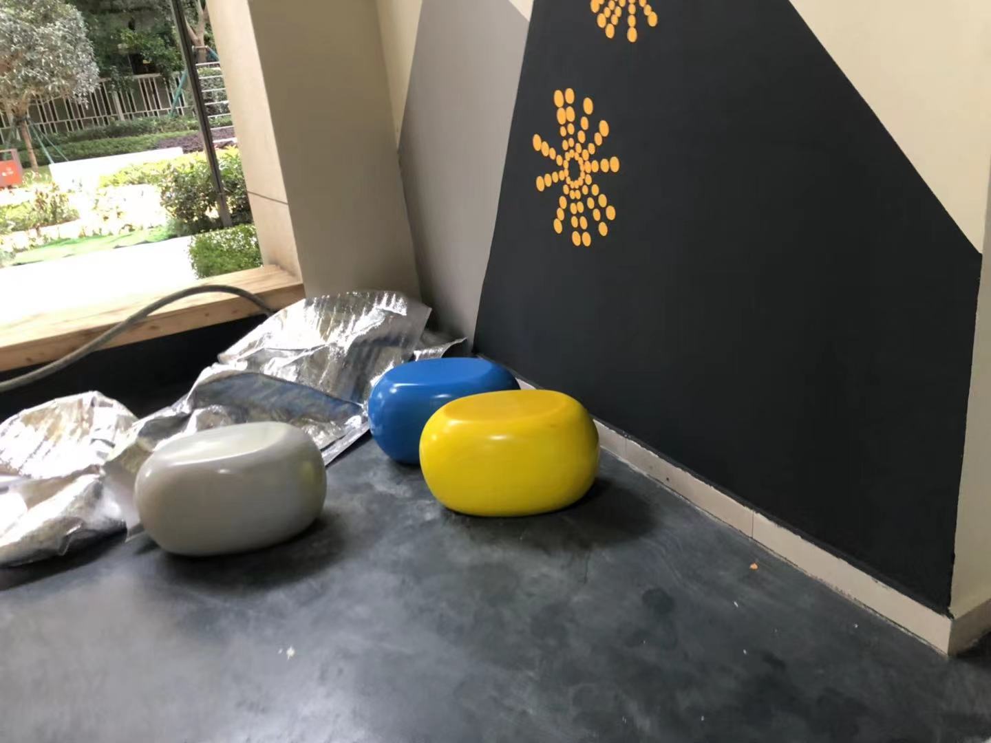 廣西幼兒園訂購一批玻璃鋼藝術(shù)座椅