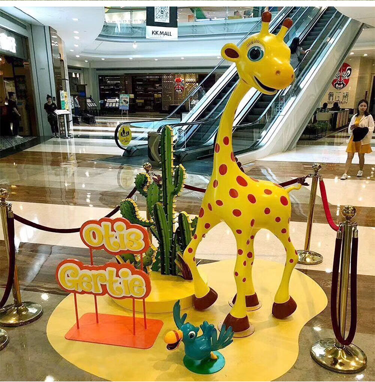 長頸鹿玻璃鋼雕塑室外動物園林景觀雕塑