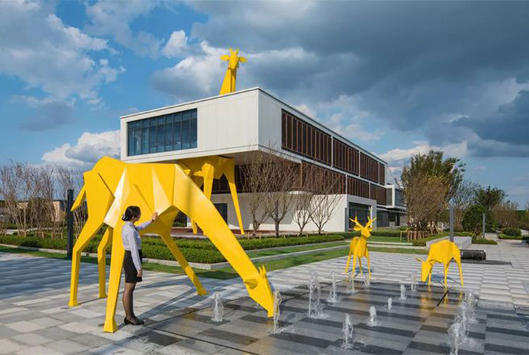 長頸鹿玻璃鋼雕塑室外動物園林景觀雕塑