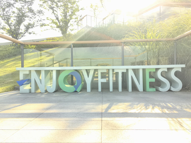 不銹鋼異形坐凳，金屬鐵藝藝術(shù)景觀座椅!